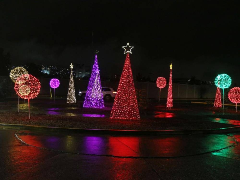 Con los colores de la Navidad brillan los parques y espacios públicos de la...